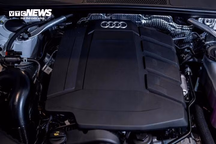 Thay vì động cơ V6 3.0 trước đây, Audi A6 S-Line 40 TFSI được trang bị động cơ tăng áp 2.0L tiết kiệm nhưng vẫn không kém phần mạnh mẽ.