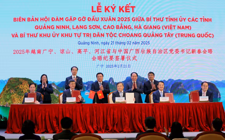 Lãnh đạo các địa phương thực hiện nghi thức kí kết Biên bản hội đàm giữa Tỉnh ủy các tỉnh Quảng Ninh, Hà Giang, Lạng Sơn, Cao Bằng (Việt Nam) và Khu ủy khu tự trị dân tộc Choang Quảng Tây (Trung Quốc).