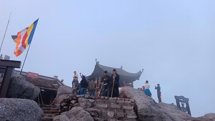 Trong 5 ngày qua, thời tiết tại Yên Tử tương đối gió và se lạnh, phù hợp với khách bộ hành leo núi Yên Tử.