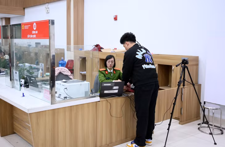 Công an TP Hạ Long thường trực tại Trung tâm Phục vụ hành chính công chi nhánh Hạ Long thu thập thông tin, cấp căn cước cho người dân.