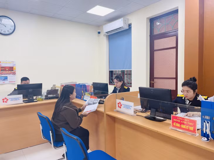 Người dân đến Chi cục Thuế khu vực Cẩm Phả - Vân Đồn - Móng Cái thực hiện nghĩa vụ thuế.