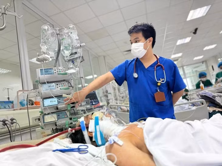 Một bệnh nhân mắc cúm trong tình trạng nặng đang điều trị tại Bệnh viện Bệnh Nhiệt đới Trung ương. (Ảnh: PV/Vietnam+)
