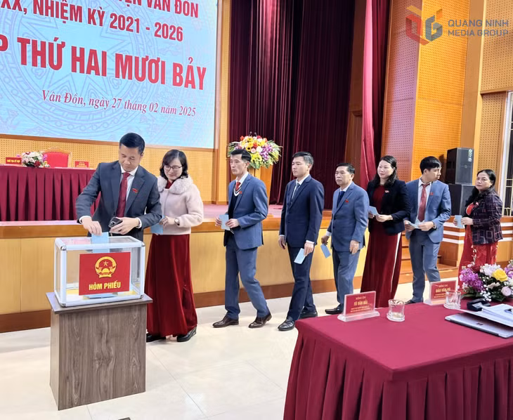 Các đại biểu bỏ phiếu bầu chức vụ Trưởng Ban Kinh tế - Xã hội.