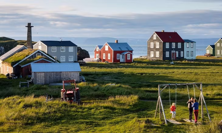 Iceland thăng hạng từ vị trí thứ 9 năm ngoái lên dẫn đầu. Quốc gia này chỉ có một con đường chính là đường vòng quốc lộ 1, dài hơn 1.300 km, bao quanh toàn bộ đảo và kết nối hầu hết khu vực quan trọng. Con đường không bao giờ đông đúc nên các chuyên gia từ hãng bảo hiểm du lịch nhận xét ''rất khó để xảy ra tai nạn giao thông khi chẳng có phương tiện nào tham gia''.