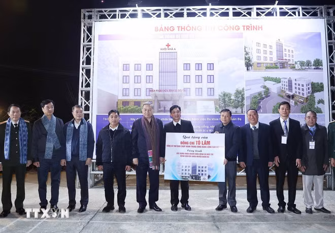 Tổng Bí thư Tô Lâm trao tặng tượng trưng công trình Khoa Khám bệnh và Điều trị, Bệnh viện Đa khoa huyện Quản Bạ cho huyện. (Ảnh: Thống Nhất/TTXVN)