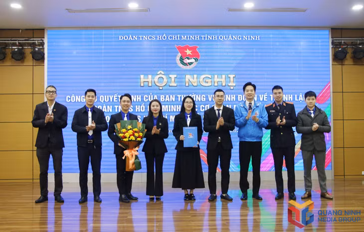 Đồng chí Nguyễn Thế Minh, Bí thư Tỉnh Đoàn trao Quyết định thành lập Đoàn TNCS Hồ Chí Minh các cơ quan Đảng tỉnh Quảng Ninh.