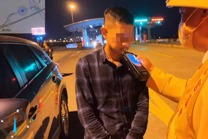 CSGT kiểm tra nồng độ cồn với tài xế Đ.X.Đ. Ảnh: CACC