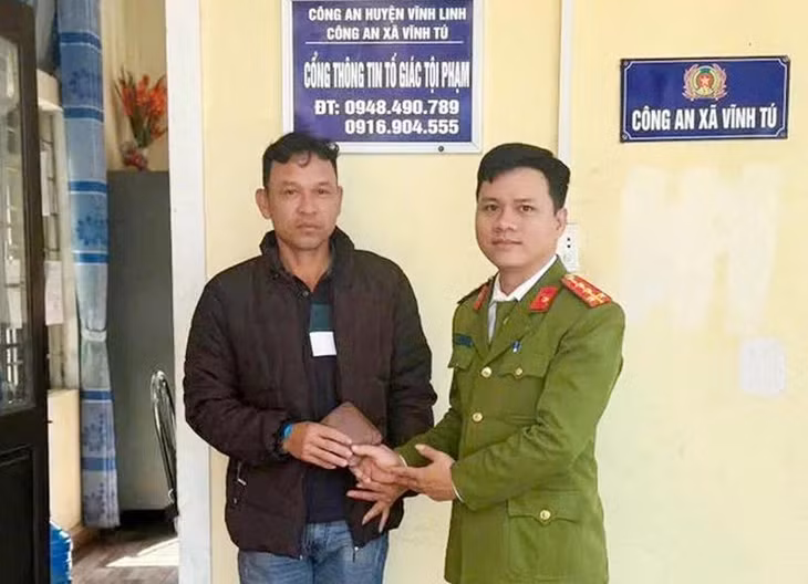 Công an xã Vĩnh Tú, huyện Vĩnh Linh trao lại ví và tiền cho người sơ ý đánh rơi.
