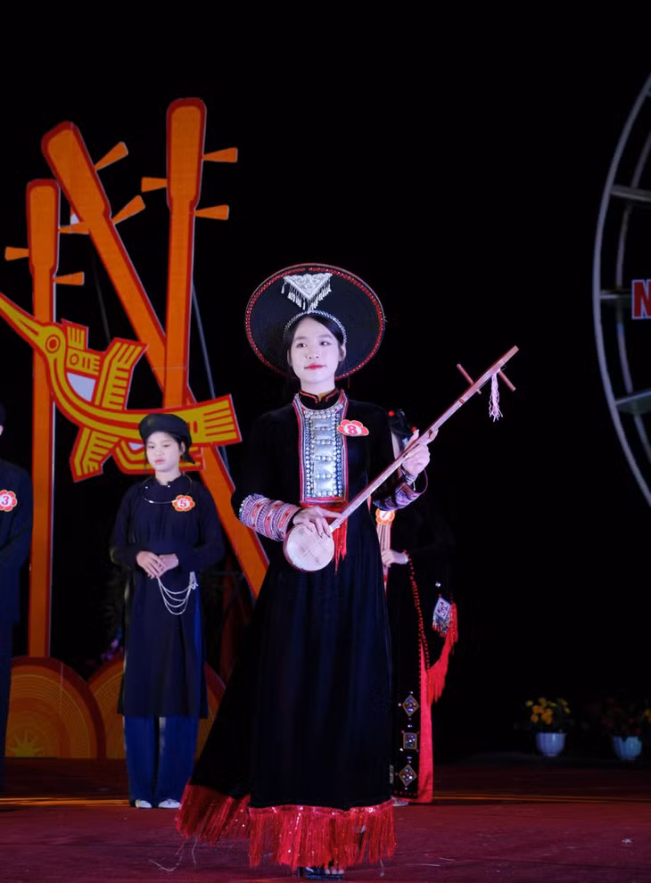 Nét đẹp thiếu nữ Tày tại Hội thi trình diễn trang phục “Duyên dáng Đồng Đình”.