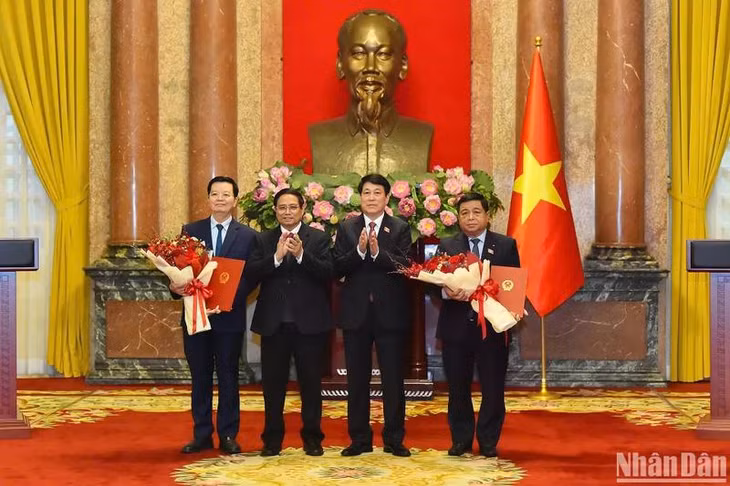 Chủ tịch nước Lương Cường và Thủ tướng Phạm Minh Chính trao quyết định và tặng hoa các tân Phó Thủ tướng.