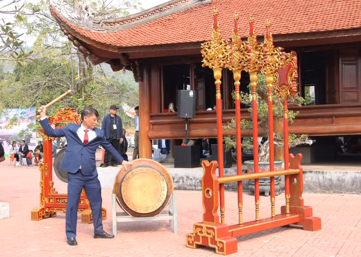 Đồng chí Phạm Đức Thắng, Phó Bí thư Huyện ủy, Chủ tịch UBND huyện Bình Liêu gióng trống khai hội.
