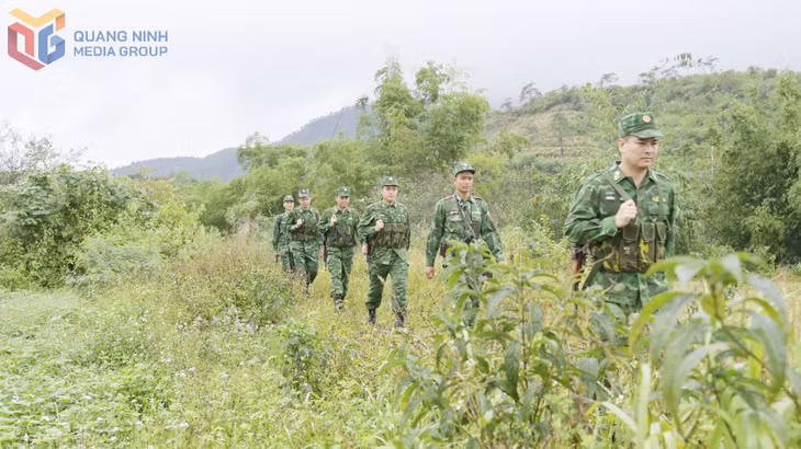 Vững vàng những bước chân tuần tra, giữ bình yên biên cương của Tổ quốc. (CBCS Đồn BP Bắc Sơn tuần tra trên tuyến biên giới đơn vị phụ trách)