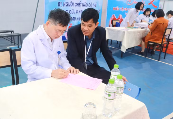 Cán bộ, bác sĩ Bệnh viện Bảo vệ sức khỏe tâm thần Quảng Ninh đăng ký hiến tặng mô, tạng tại lễ vận động.