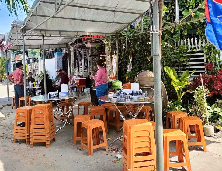 Gia đình lo hậu sự cho nạn nhân bị đâm tử vong. Ảnh: Duy Tuấn
