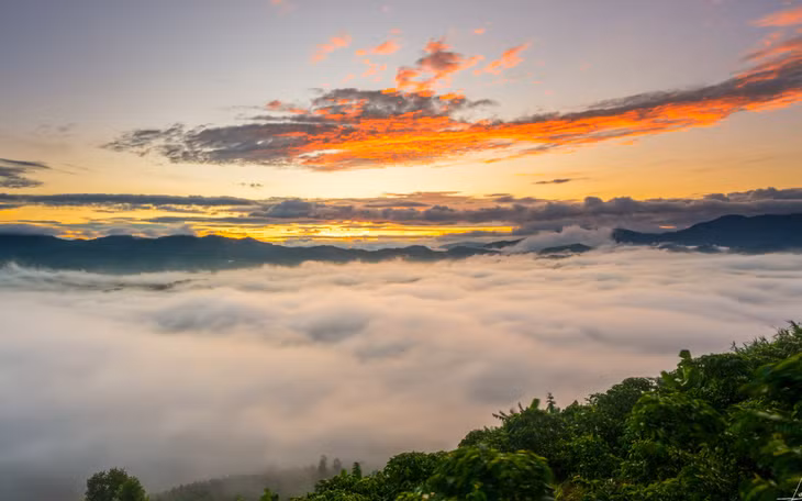 “Thức dậy giữa biển mây ngay trước mắt là trải nghiệm khó quên. Dù mây dày hay thưa, cảnh sắc nơi đây vẫn cuốn hút với những dải mây bồng bềnh dưới ánh nắng sớm”, độc giả Lại Trần Long Quân chia sẻ. Ảnh: Lại Trần Long Quân