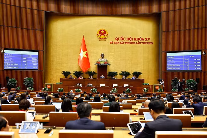 Quốc hội biểu quyết thông qua Nghị quyết của Quốc hội về chủ trương đầu tư dự án đầu tư xây dựng tuyến đường sắt Lào Cai-Hà Nội-Hải Phòng. (Ảnh: Doãn Tấn/TTXVN)