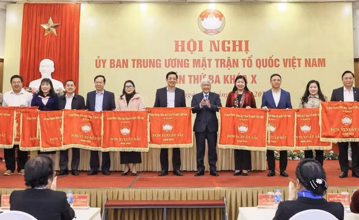 Ủy ban MTTQ tỉnh Quảng Ninh được nhận Cờ thi đua xuất sắc năm 2024 của Ủy ban Trung ương MTTQ Việt Nam. Ảnh: Kim Cương (CTV)