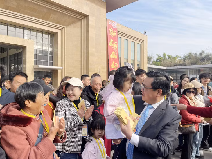 Lãnh đạo TP Móng Cái tặng lì xì cho đoàn khách đầu tiên qua Cửa khẩu quốc tế Móng Cái ngày mùng 1 Tết Ất Tỵ.