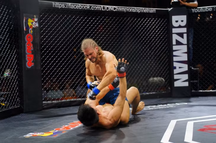 Zakhar Dzmitrychenka hạ Trần Quốc Toản ở LION Championship 19 (Ảnh: LION Championship)