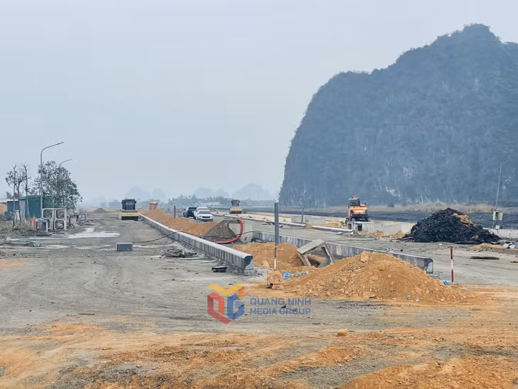 Dự án tuyến đường nối đường Vũng Đục (phường Cẩm Đông) đến phường Cẩm Sơn đang được đẩy nhanh tiến độ thi công.