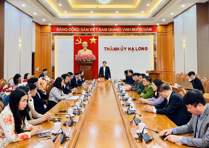 Đồng chí Vũ Quyết Tiến, Ủy viên Ban Thường vụ Tỉnh ủy, Bí thư Thành ủy Hạ Long biểu dương tinh thần tiên phong, gương mẫu, trách nhiệm 12 đồng chí xin nghỉ hưu trước thời hạn.