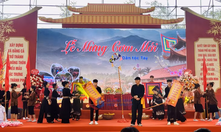 Tái hiện lễ mừng cơm mới của người Tày.