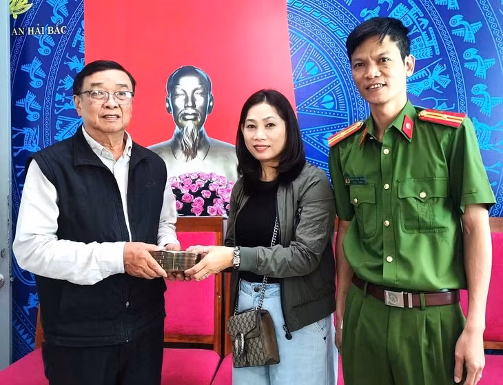 Sáng 27/2, Công an phường An Hải Bắc (quận Sơn Trà, TP Đà Nẵng) và bà Bông trao trả 106 triệu đồng cho ông Nguyễn Văn An - Ảnh: Công an phường An Hải Bắc