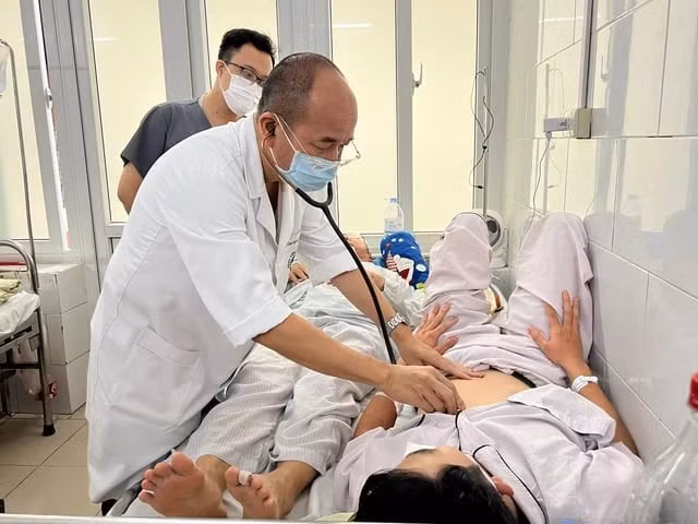 PGS.TS Đỗ Duy Cường khám cho bệnh nhân