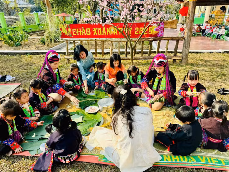 Hoạt động trải nghiệm gói bánh chưng dành cho học sinh, phụ huynh, giáo viên Trường Mầm non Quảng Đức (huyện Hải Hà).