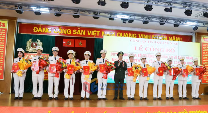 Lãnh đạo Công an tỉnh trao quyết định về công tác cán bộ đối với các đồng chí lãnh đạo cấp phòng và tương đương thuộc Công an tỉnh.