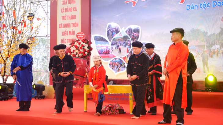 Tái hiện nghi lễ cấp sắc của người Dao Thanh Y trên sân khấu hội làng.