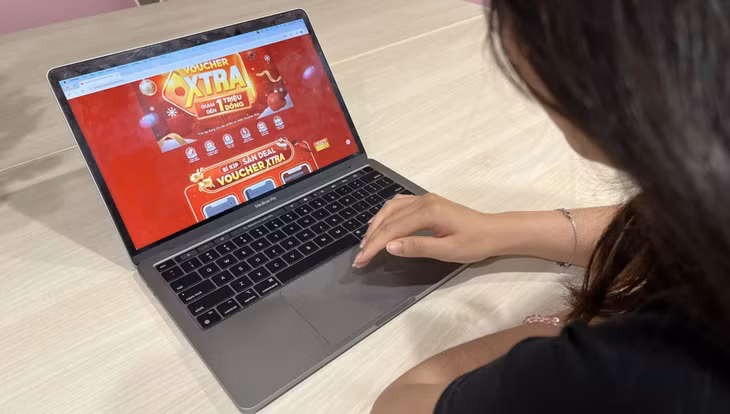 Người tiêu dùng lên mạng tìm kiếm sản phẩm - Ảnh: HỒNG PHÚC