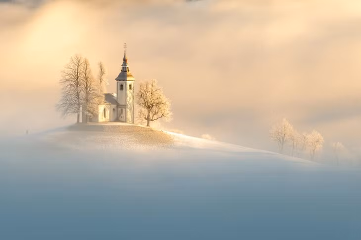 Khung cảnh thanh bình ở Sveti Tomaz (Slovenia) trông giống như truyện cổ tich do NAG Ngar Shun Victor Wong chụp đã mang về vị trí cao nhất ở hạng mục Trốn thoát. Ảnh: Ngar Shun Victor Wong.