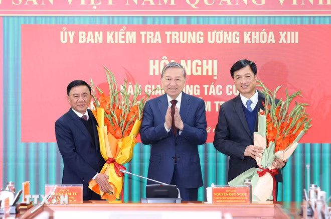 Tổng Bí thư Tô Lâm tặng hoa chúc mừng đồng chí Trần Cẩm Tú và đồng chí Nguyễn Duy Ngọc. (Ảnh: Phương Hoa /TTXVN)