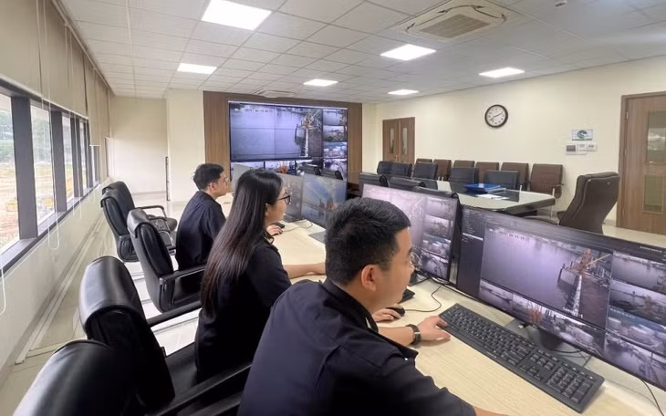 Công chức Chi cục Hải quan cửa khẩu cảng Hòn Gai giám sát hàng hóa tại kho bãi, cảng biển thông qua hệ thống camera để nâng cao tính tuân thủ của các doanh nghiệp.