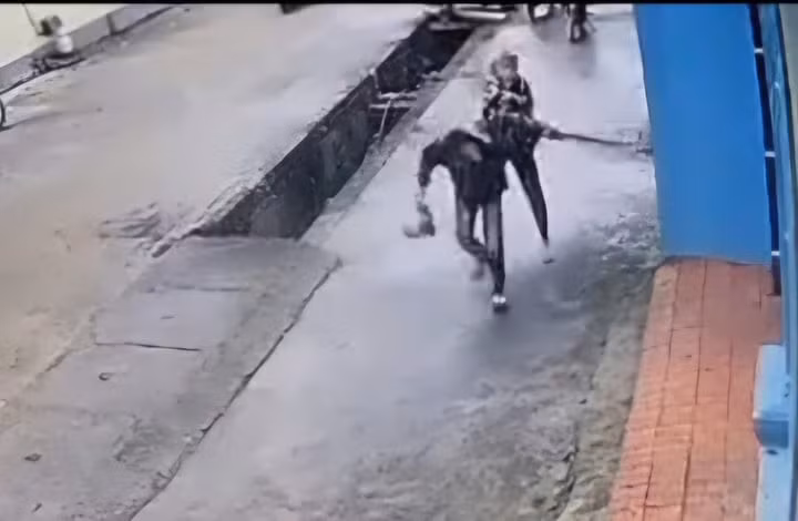 Nam thanh niên bị đánh gục giữa đường. (Ảnh cắt từ clip)