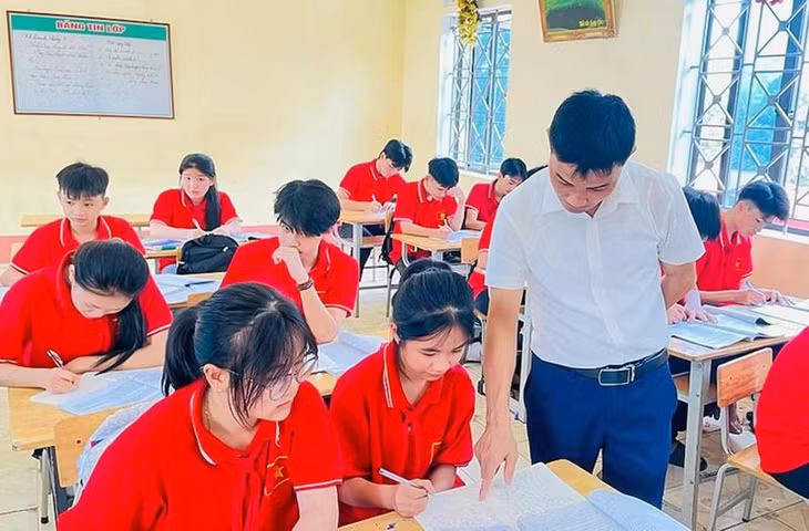 Học sinh lớp 9 Trường THCS Tân Phú, tỉnh Phú Thọ tích cực ôn luyện kỳ thi tuyển sinh lớp 10 năm học 2024-2025. (Ảnh HIỀN MAI)