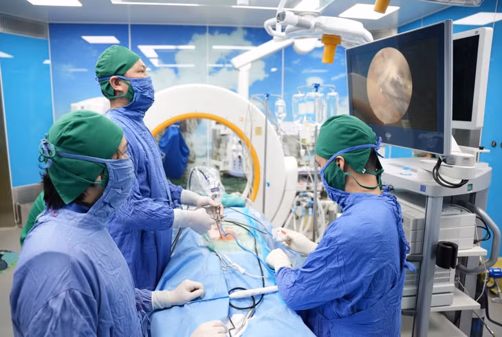 Các bác sĩ khoa Ngoại Thần kinh-Lồng ngực (Bệnh viện Bãi Cháy) thực hiện ca phẫu thuật nội soi điều trị thoát vị địa đệm.