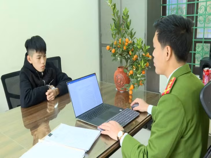 Công an huyện Tam Dương lấy lời khai đối tượng Đào Văn Thắng.