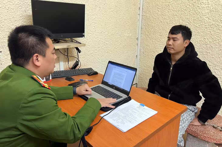 Cơ quan công an ghi lời khai đối tượng liên quan đến vụ án. Ảnh: Đ.T.