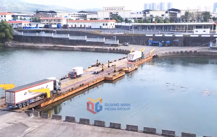 Hoạt động XNK qua lối mở Cầu phao Km3+4 Hải Yên sang thị trường Trung Quốc hoạt động ổn định.