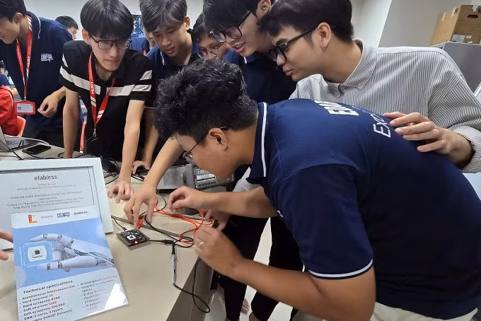 Nhóm nghiên cứu đo thử chip tại phòng thí nghiệm. Ảnh: NVCC