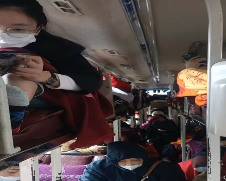Hành khách ngồi kín lối đi trên xe.