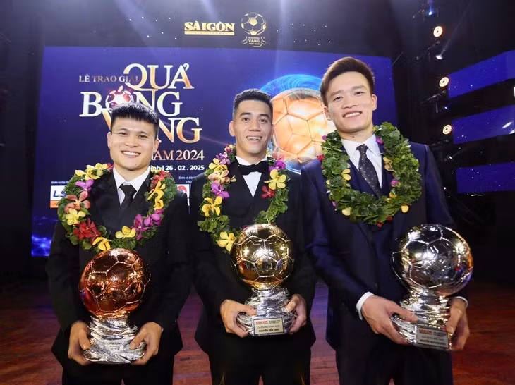 Tiến Linh (giữa) trên bục nhận giải thưởng "Quả bóng vàng Việt Nam 2024" - Ảnh: ANH KHOA