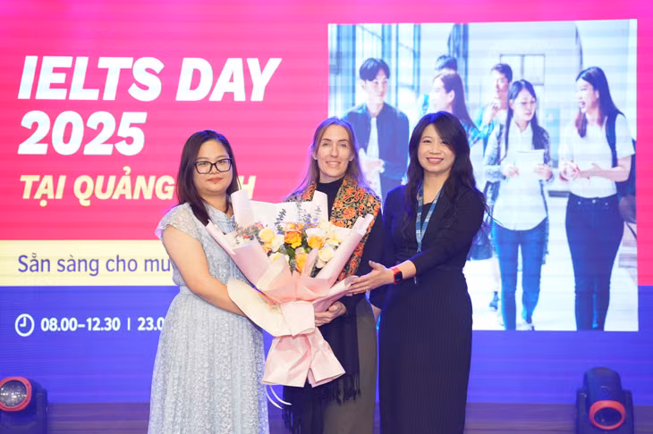 Đại diện Hội đồng Anh chúc mừng Công ty CP Tư vấn Giáo dục và Truyền thông PISA (PISA IELTS) đã trở thành địa điểm thi mới của Hội đồng Anh tại Việt Nam.