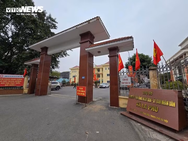 Chiều 5/2, tại UBND xã La Phù, trả lời Báo điện tử VTC News, ông Nguyễn Đình Tiến - Phó Chủ tịch UBND xã - cho biết, hiện nay các đơn vị chức năng đang vào cuộc truy tìm, xác minh nguồn gốc "núi" bánh kẹo lạ bị vứt bỏ tại khu vực trung chuyển rác thải của địa phương.