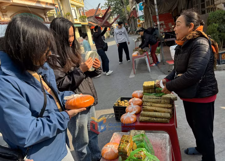 Du khách mua bánh giầy Hà Nam, Quảng Yên, về làm quà.