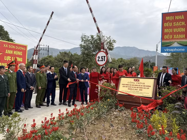 Xã Sơn Dương tổ chức lễ gắn biển công trình chào mừng Đại hội Đảng bộ xã lần thứ XXVIII và Đại hội Đảng các cấp nhiệm kỳ 2025- 2030 đối với công trình tuyến đường thôn vườn Rậm.