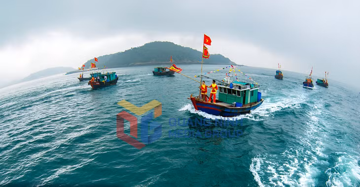 Đoàn thuyền ra khơi bắt đầu một mùa biển mới trong Lễ hội mở cửa biển xã Thanh Lân, huyện Cô Tô (2-2025). Ảnh Phạm Học