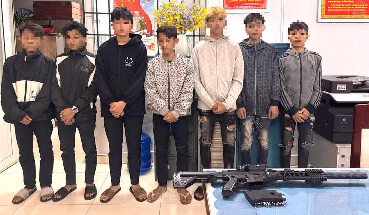 Nhóm thanh niên dùng súng đồ chơi bắn đạn nhựa trên đường ở Nha Trang - Ảnh: Công an cung cấp